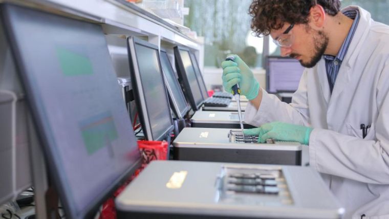 A scientist working at Oxford Nanopore Technologies